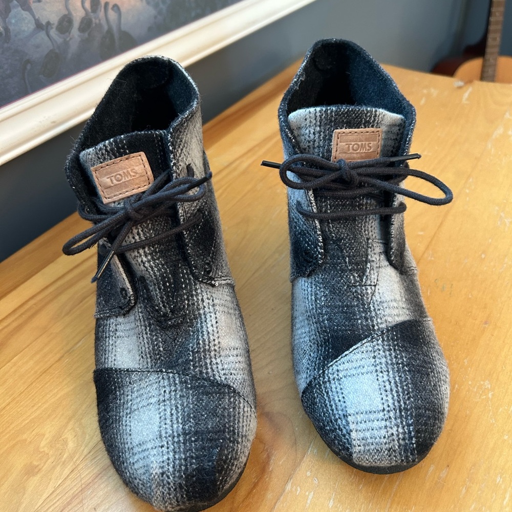 TOMS Women’s Black and Gray Shoes